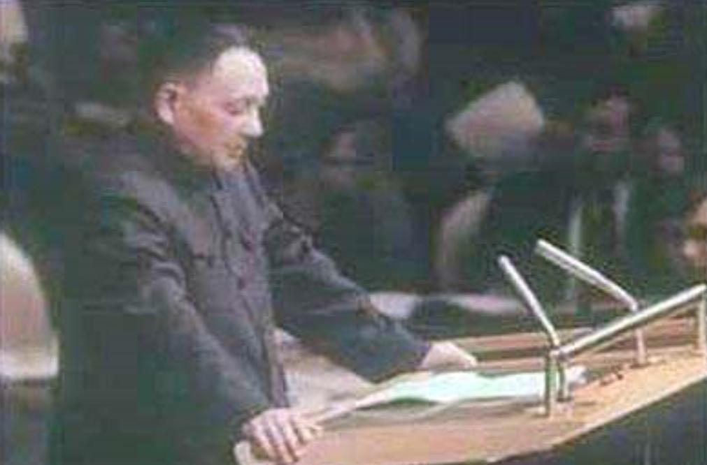 1982年卡扎菲访华，与*小平邓**谈话态度傲慢，邓公回应让其颜面尽失