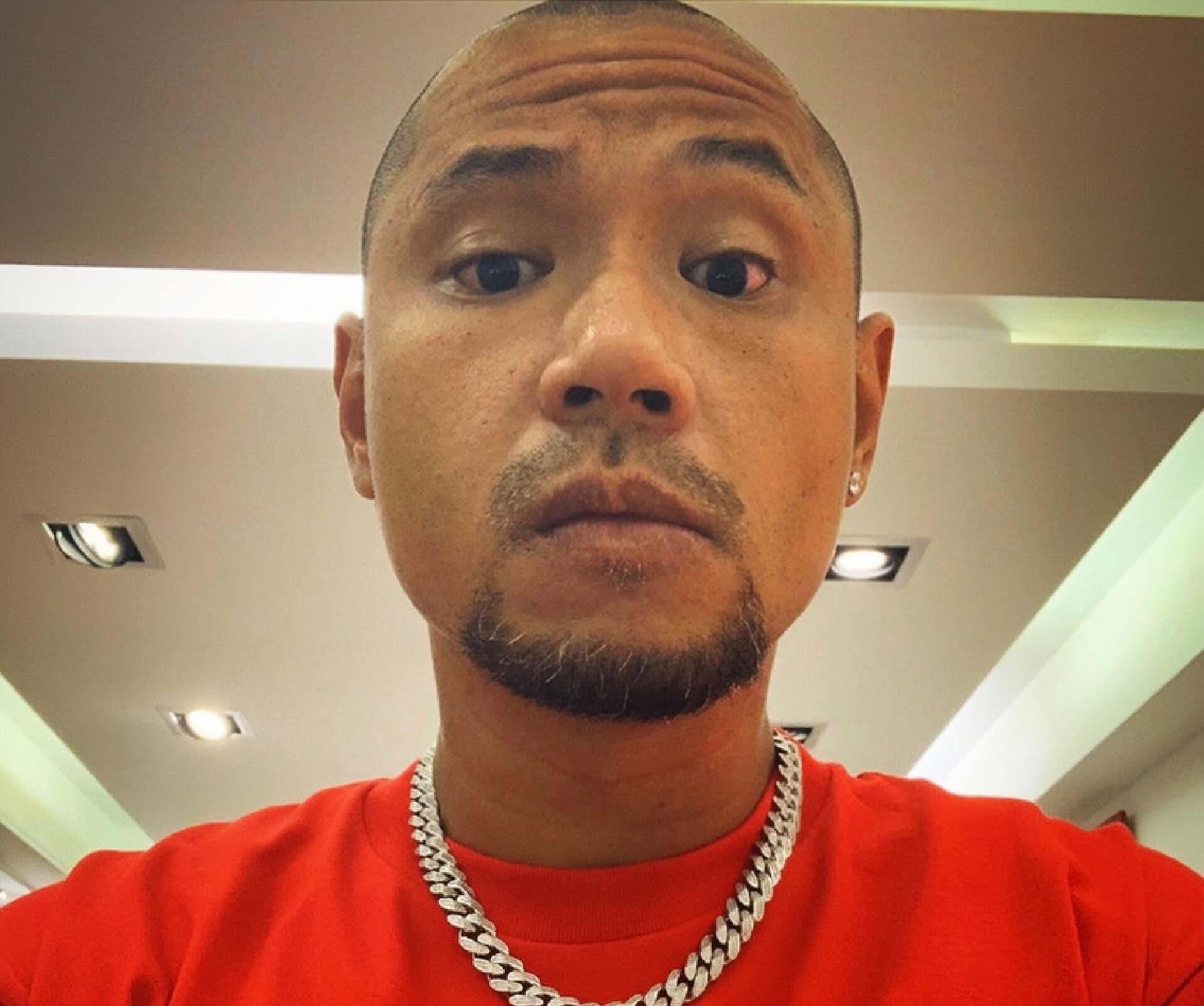 台湾知名女星不雅视频流出，前男友竖中指否认，遭网友炮轰没礼貌