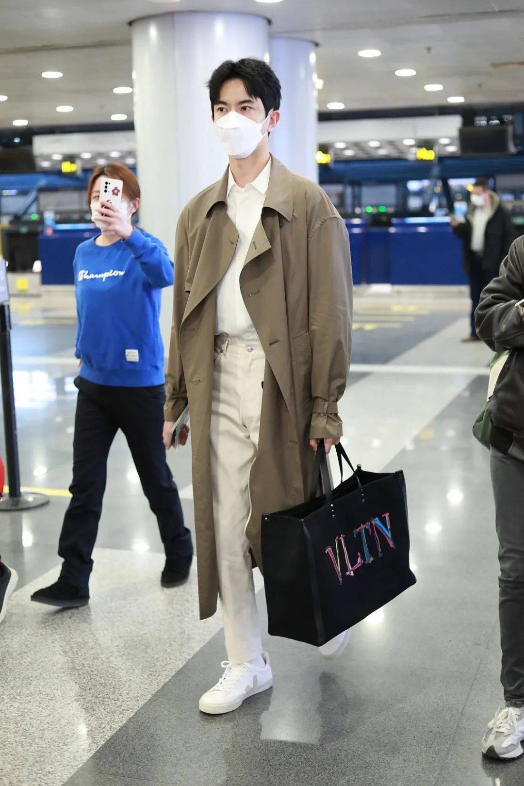 男士宽松大衣怎么穿搭好看,男士大衣搭配衣服技巧