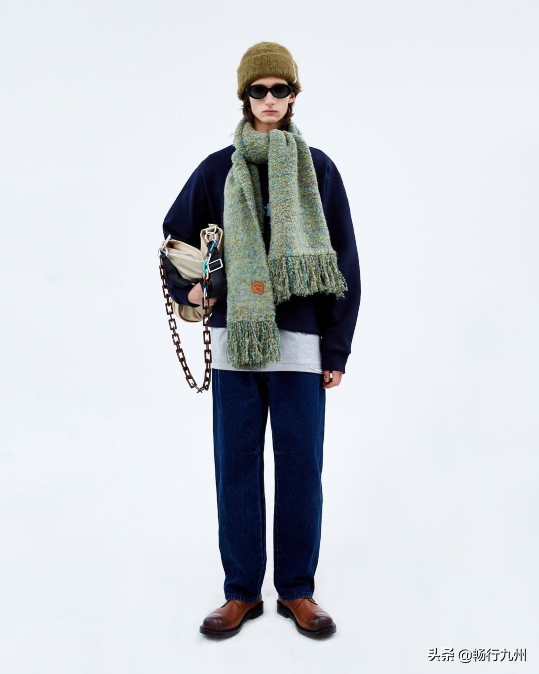 秋冬流行的大牌围巾,必备的三款颜色围巾