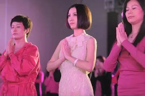 姚贝娜铜像图文,姚贝娜墓地雕塑