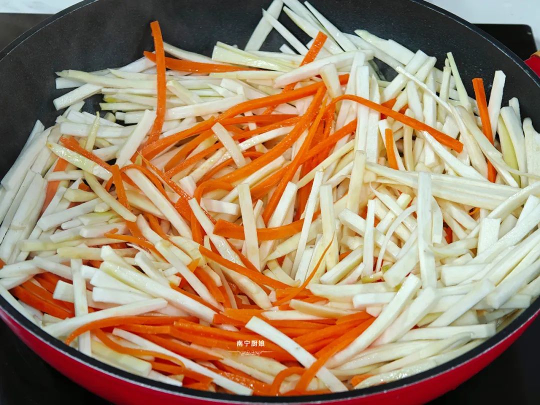 茭白除了和肉以外还和什么炒好吃,茭白炒五花肉茭白需不需要烫一下