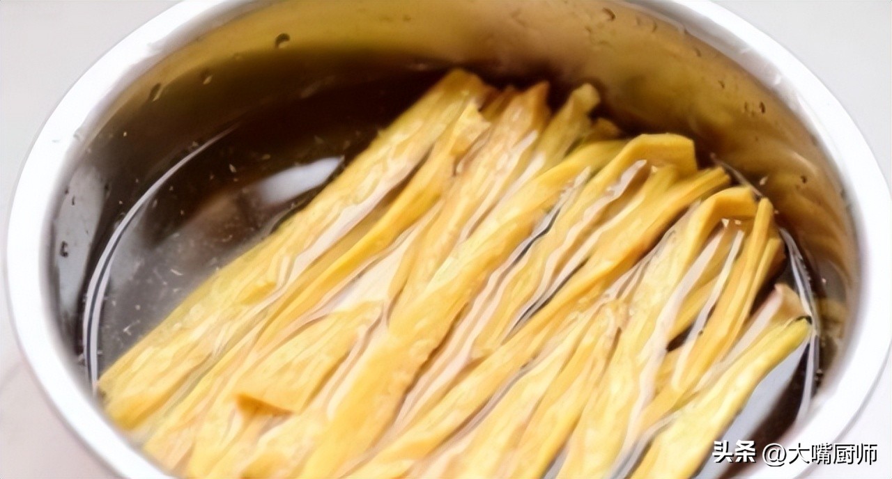 腐竹怎么泡水才不夹生呢,饭店腐竹怎么泡有劲道不会烂