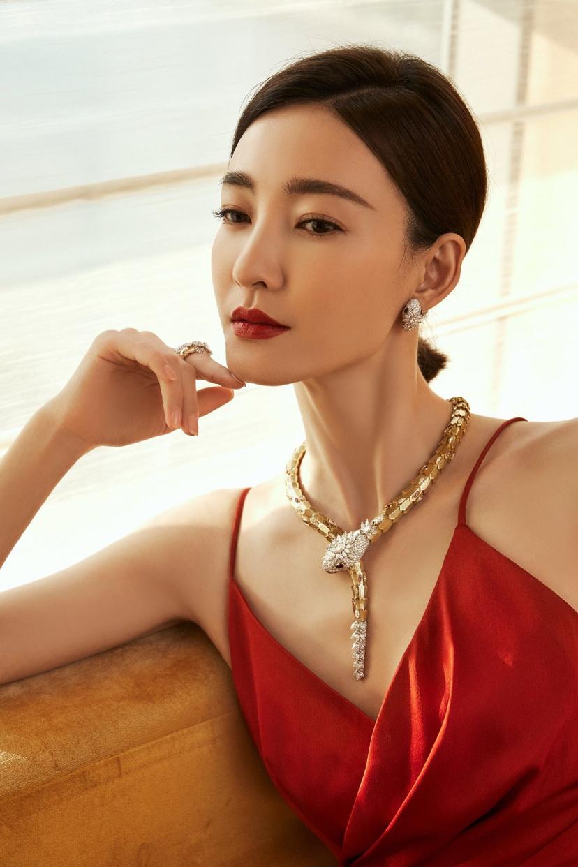 女子割双眼皮失败像瞪眼,女明星割双眼皮对比照