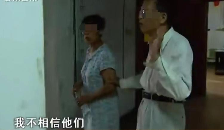 80岁老父恋上俏保姆，子女将两人赶出家门，老人：不同意我就自杀
