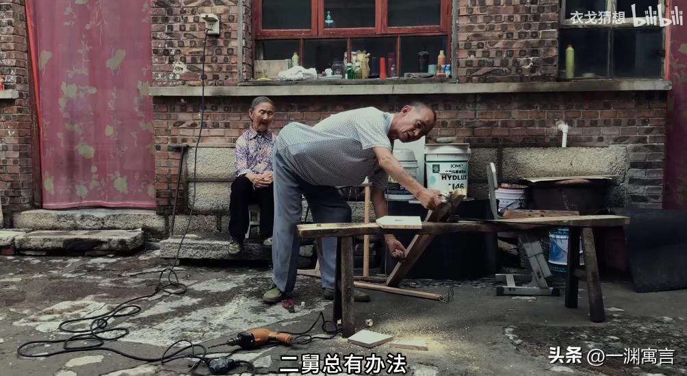 一个地主家的傻儿子“周公子”火了,原来穷得只剩下了钱也是真的