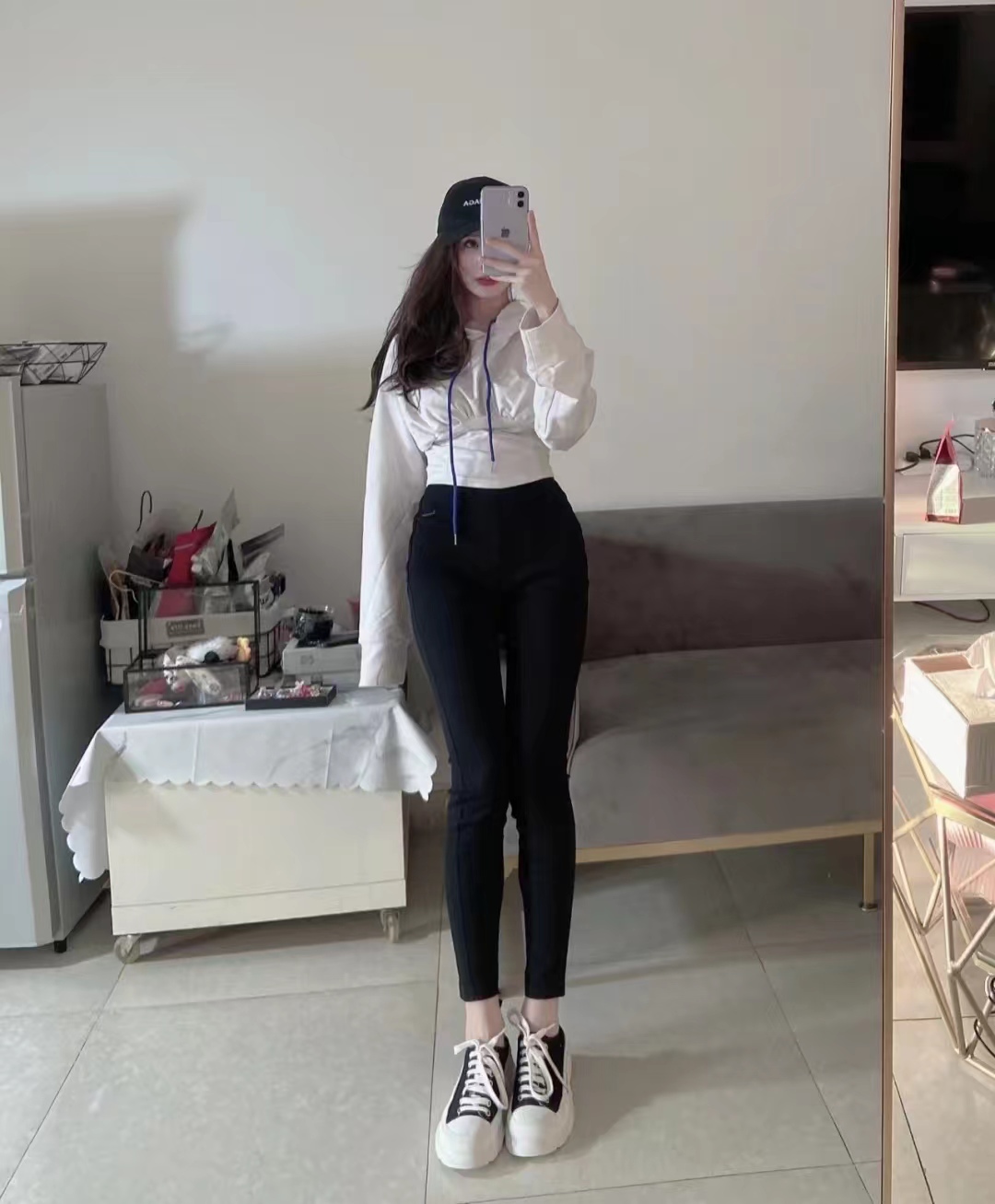 卫衣搭配什么裤子穿起来比较好,卫衣怎么同外套搭配才好看