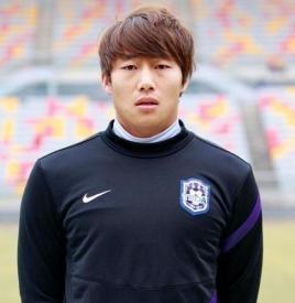 实力平庸却靠关系加盟球队，3年赚180万，被老板当众揭穿。