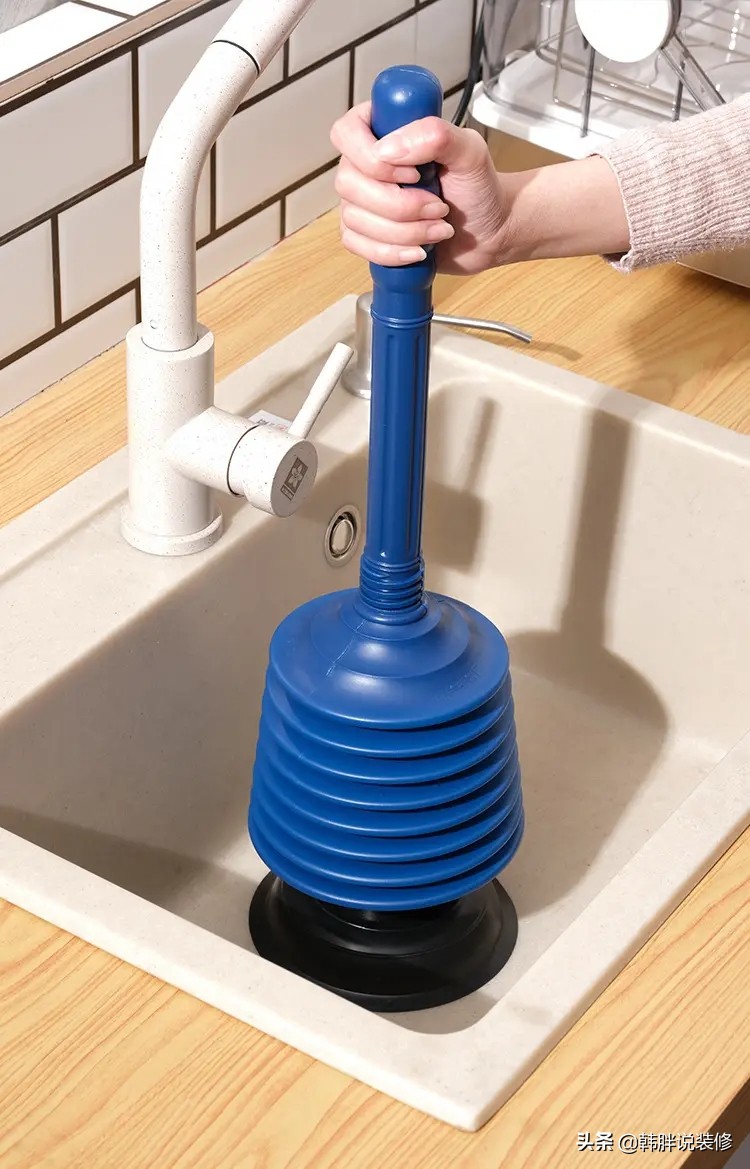 下水道被头发堵塞疏通的最好办法,下水道堵了最好的办法