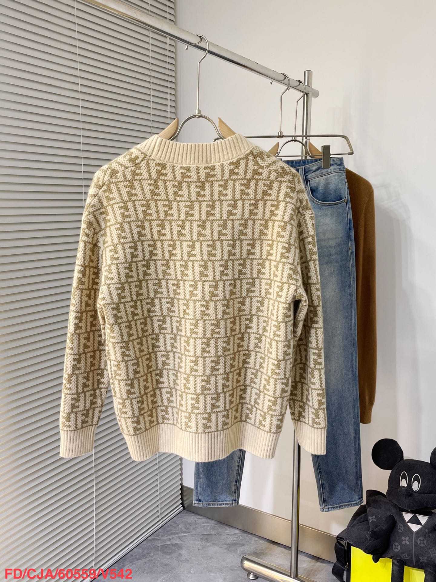 Fendi芬迪2023秋冬高级定制系列,FENDI芬迪全皮限量款大象灰花朵