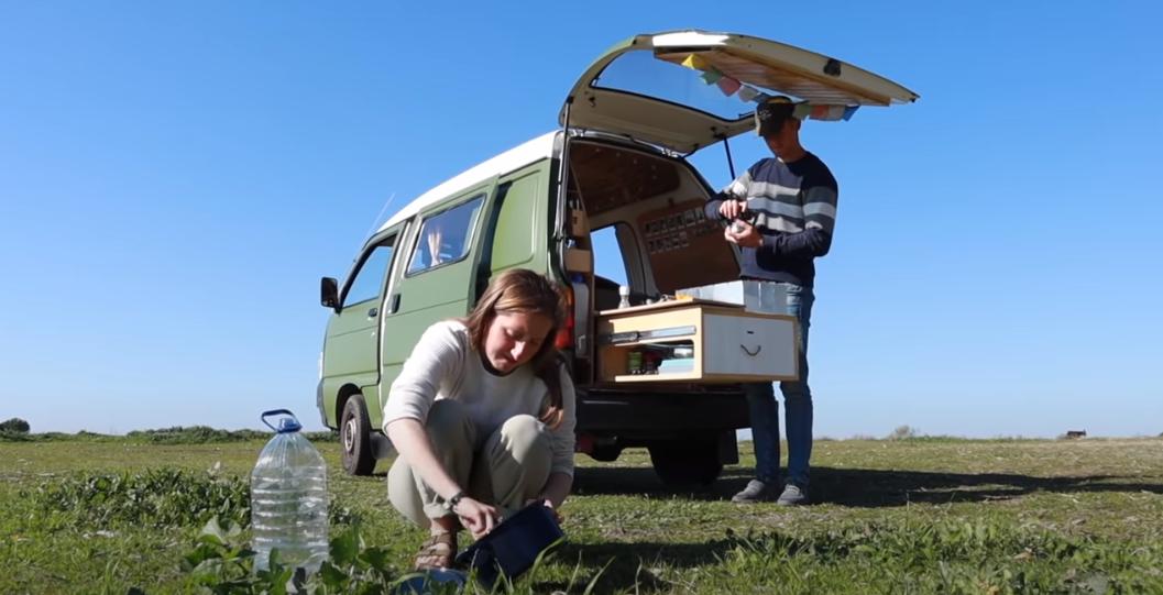 房车里的蜗居生活,国外夫妻房车生活