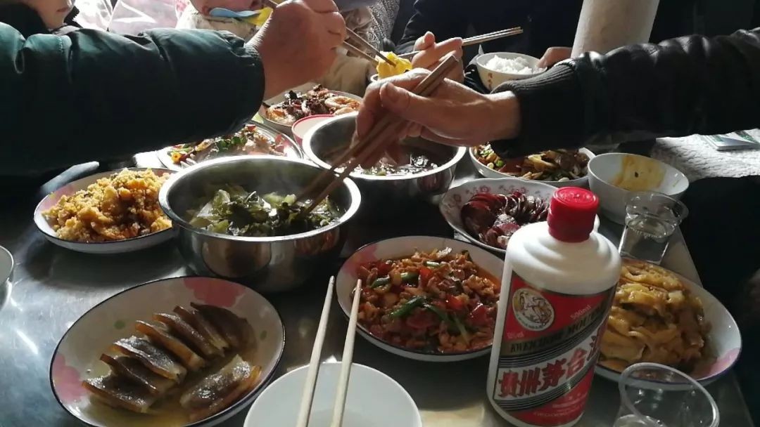 辽宁一土豪去随礼，才喝5两老茅台被迫离桌，掉头瞬间决定:偏不走