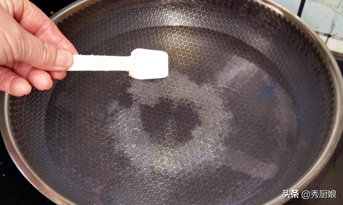 汤圆冻久了下锅煮老是破皮怎么办,煮汤圆需要用开水还是冷水煮