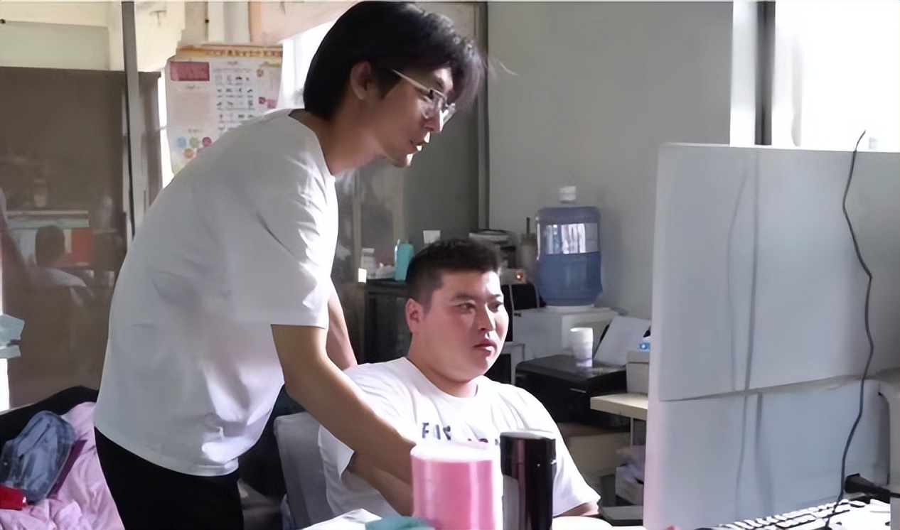 90后男子卖内衣挣千万,我单亲家庭男朋友家里很有钱