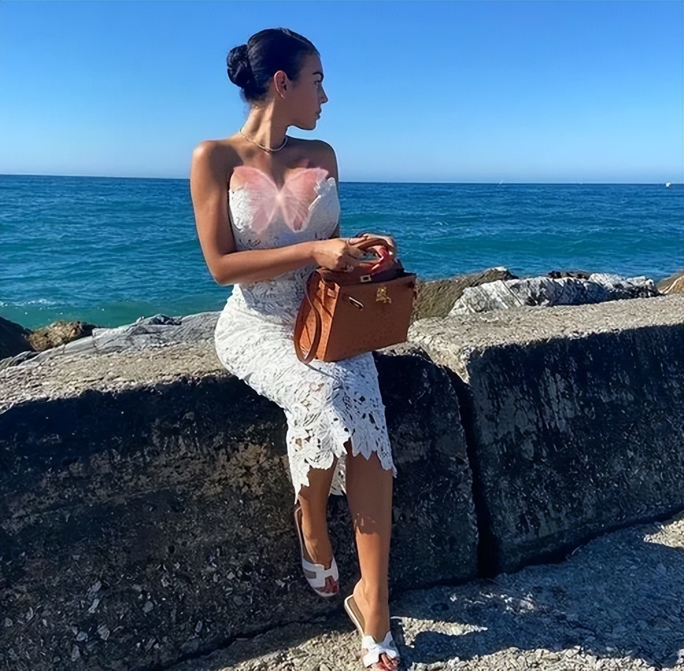 乔治娜穿芭蕾舞鞋亮相！曾苦练15年，为C罗放弃梦想甘愿照顾家庭