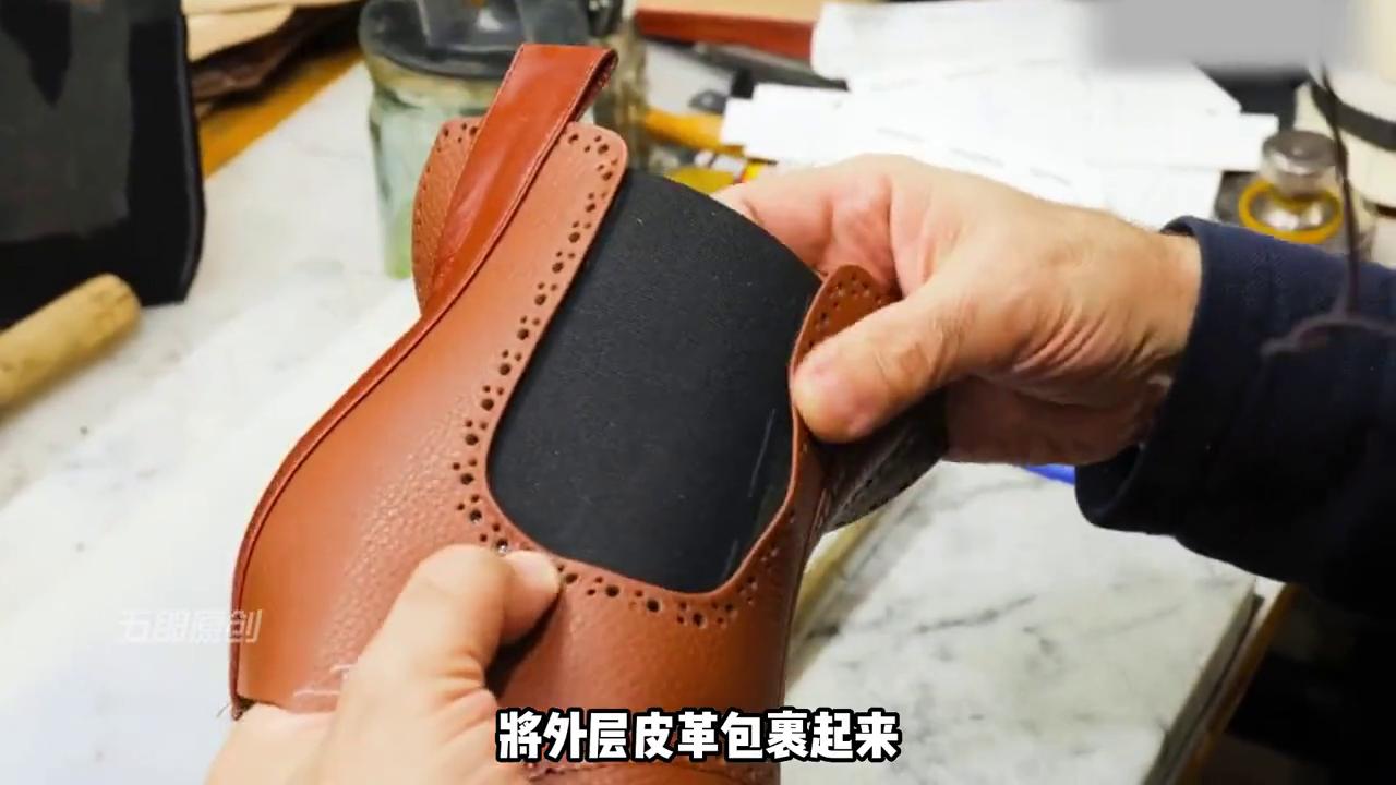 美女把鞋穿破露脚掌,工匠用牛皮给她定制新鞋,再战两三年...