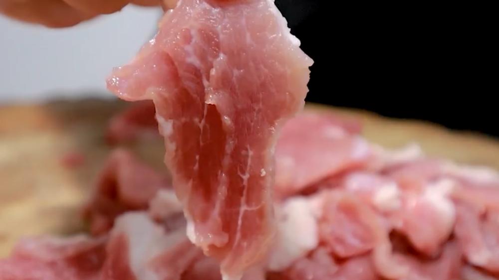 四川名菜酸菜滑肉汤教程,酸菜滑肉汤的做法王刚