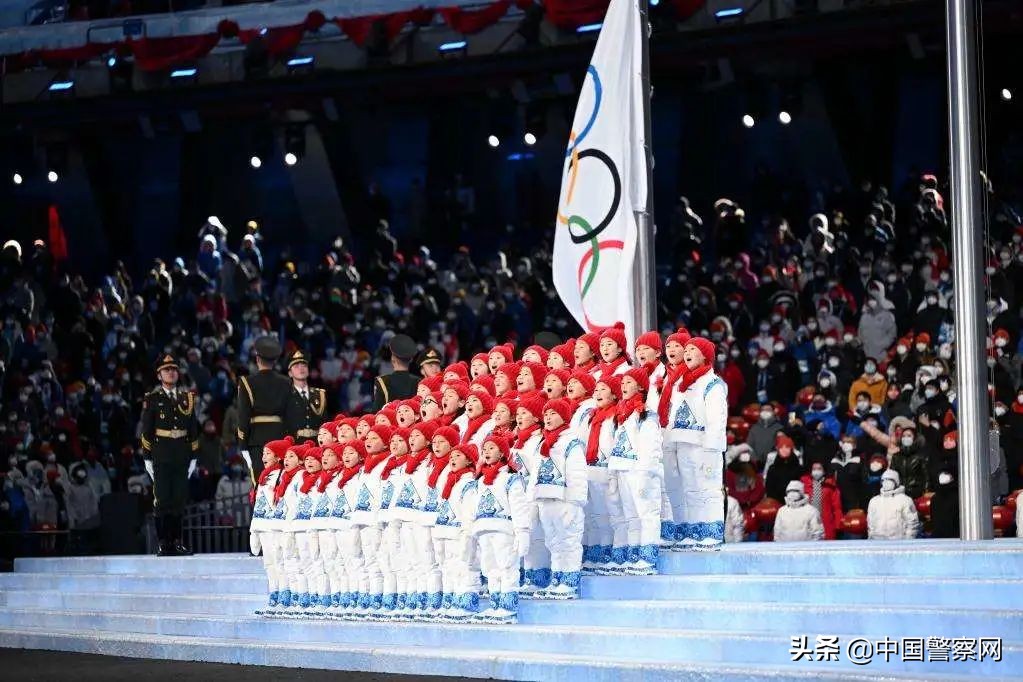 是警察奶奶！把孩子们带上了冬奥开闭幕式舞台