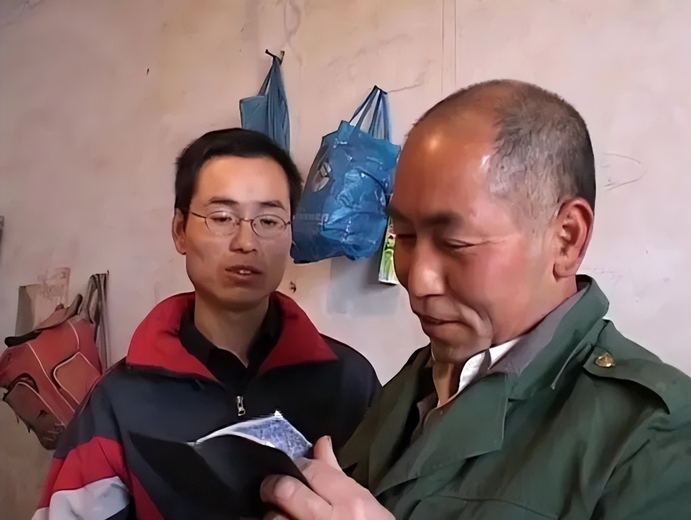 年轻时打工赚钱供孩子上大学,把儿子供上大学