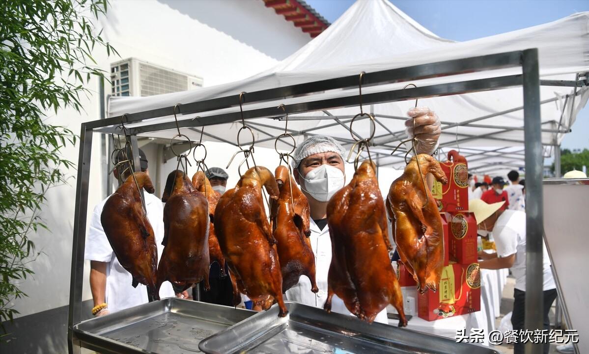 一只活鸭50元左右烤鸭,活鸭成本50元烤鸭只卖18元