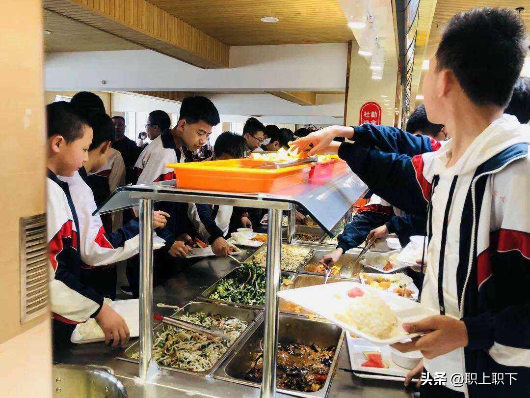 湖南邵阳夫妇在乡场镇给老人拍照月入过万,农村创业有五个风口