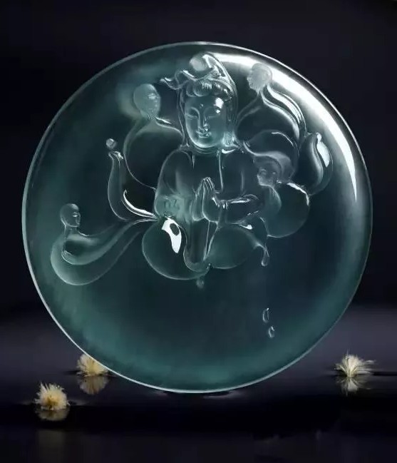 冰种翡翠价格之谜：掌握特性，轻松判别价值高低