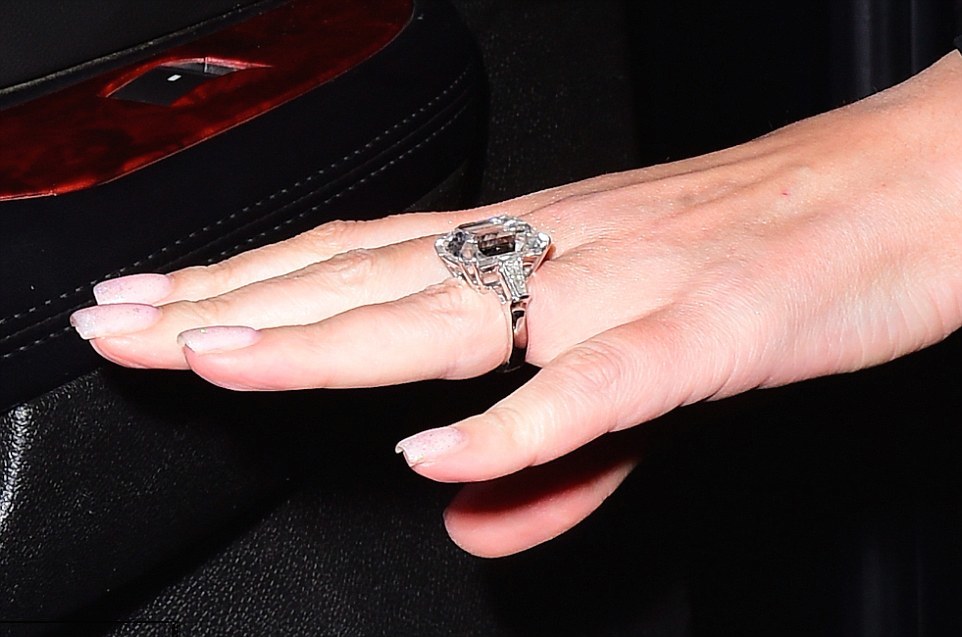 明星戴的都是什么钻戒啊,盘点里哪个女明星戴的钻戒最大