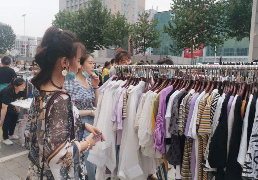 尾货服装摆地摊术语,摆地摊卖尾货衣服怎么卖才最划算