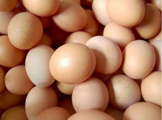 鸡蛋买回来要不要洗一下再放冰箱,鸡蛋买回家就放进冰箱