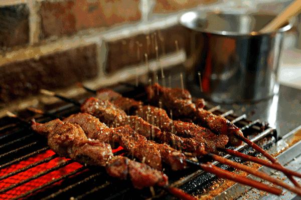 夫妻无父无母开大排档意外生意红火一天一位老人抱来一样东西