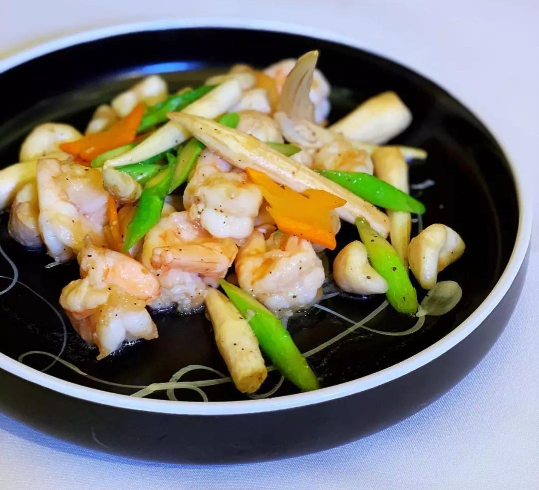 孩子用勺子喂饭不肯吃怎么办,孩子吃饭手不扶碗怎么改