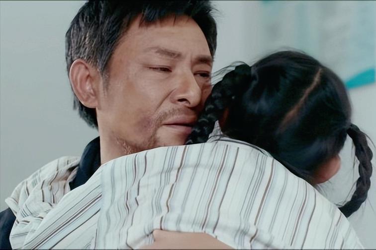 7岁女孩身患绝症，不愿拖累养父，自愿放弃治疗，感动无数人