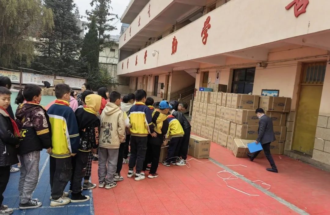 他是全校唯一的“全职”科学老师，带山里孩子“玩转科学”