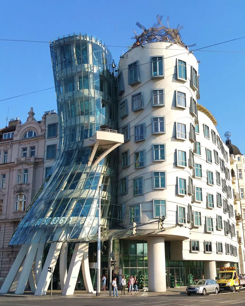 解构主义弗兰克盖里,美国建筑师弗兰克盖里的建筑风格