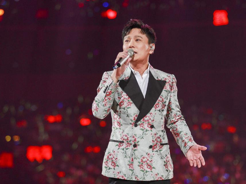 张信哲录节目面部浮肿老态明显,54岁的张信哲参加庆典的视频