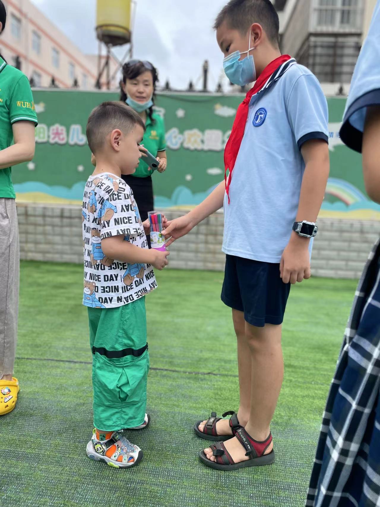 开展暑假公益活动，蚌埠第三实验学校孩子们走进阳光儿童康复中心