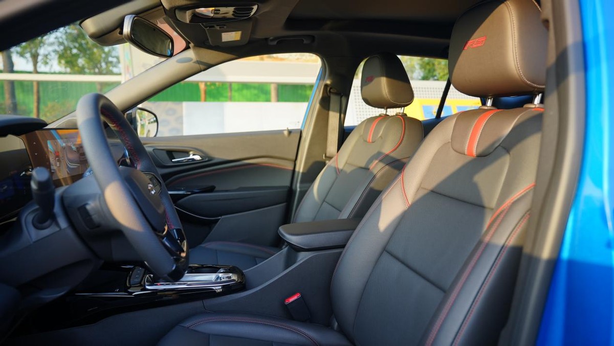 试驾雪佛兰科迈罗锋芒版,雪佛兰科迈罗潮智版和蜂巢版