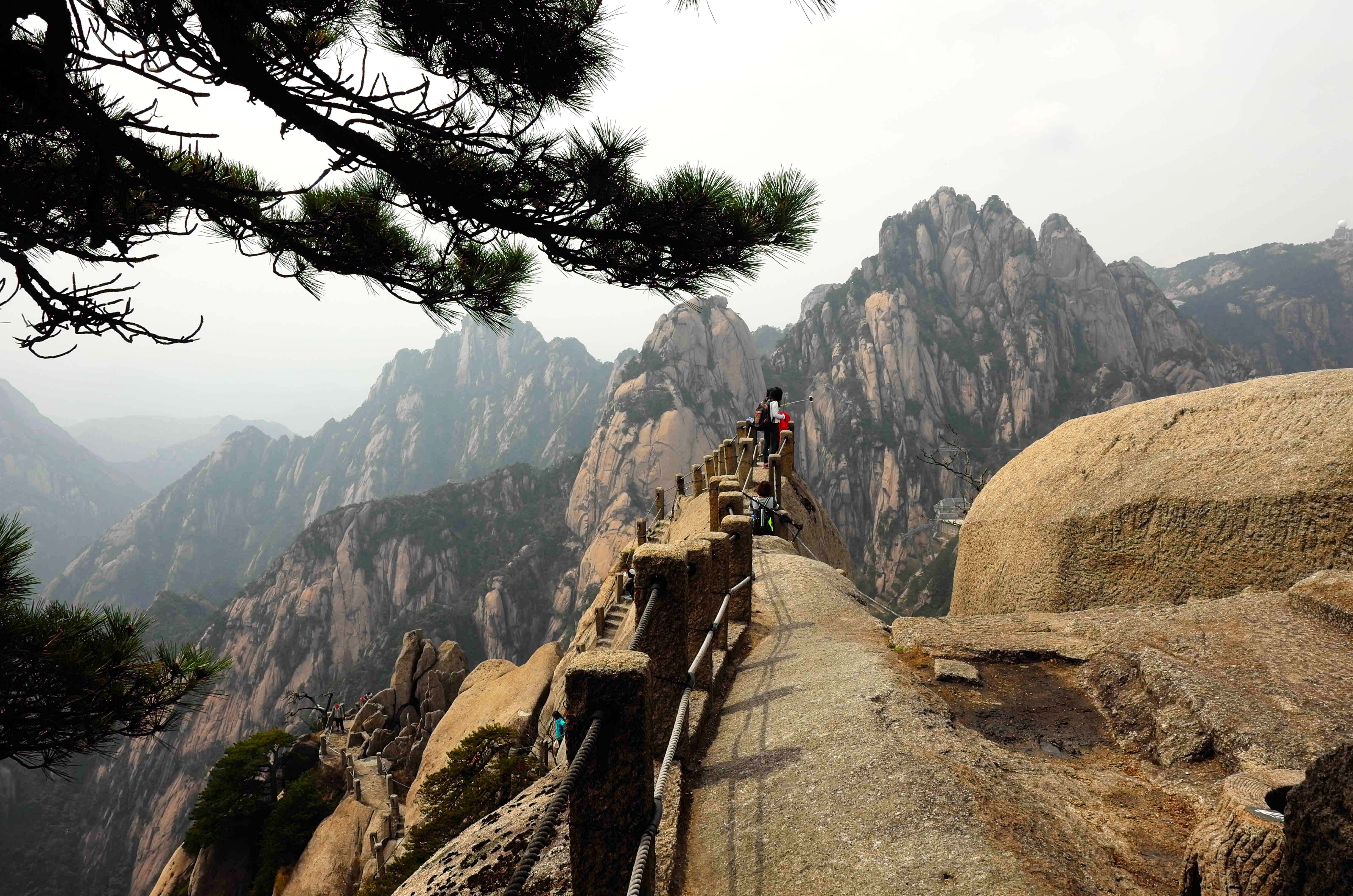 黄山天都峰会走鲫鱼背吗,黄山天都峰鲫鱼背第一视角