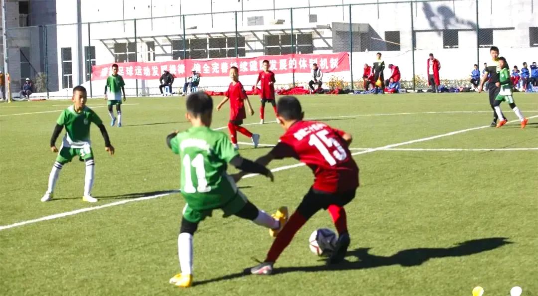 小学校园足球联赛喜报,恭喜小学获得比赛冠军