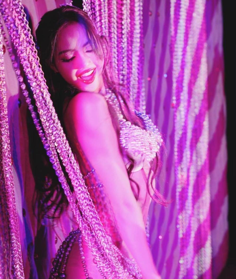 Lisa自晒“疯马秀”演出照，K线图前舞动，后台咧红唇跟继父同框