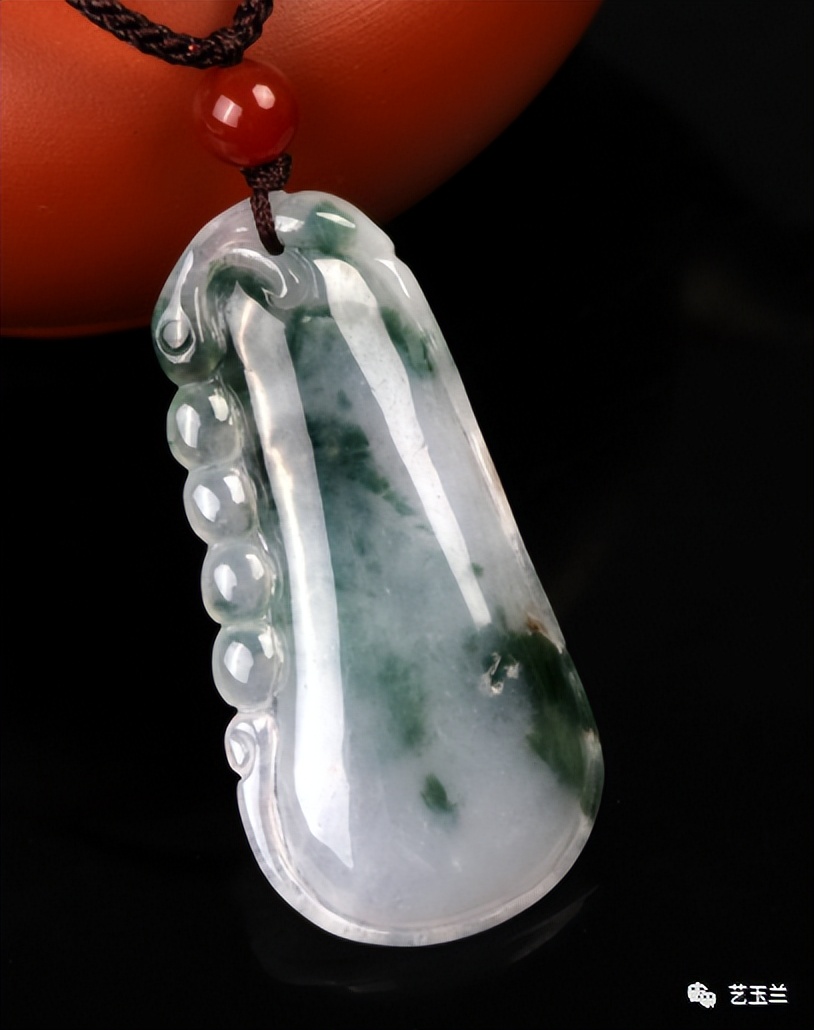 糯种紫色翡翠收藏价值如何鉴定,很便宜的有瑕疵的糯翡翠