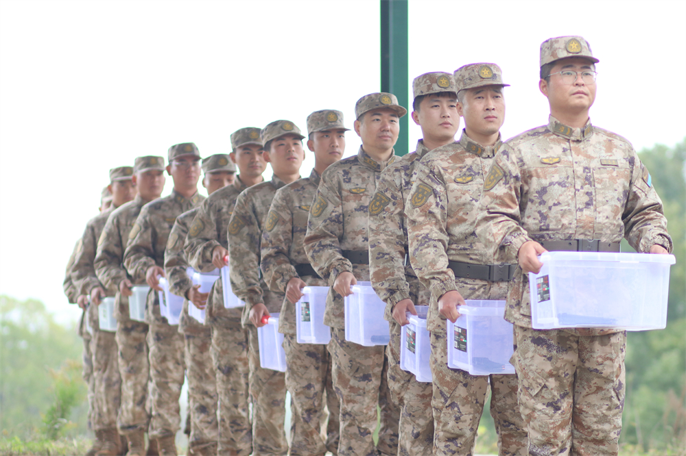 烎！硝烟阵阵！实弹射击砺尖兵