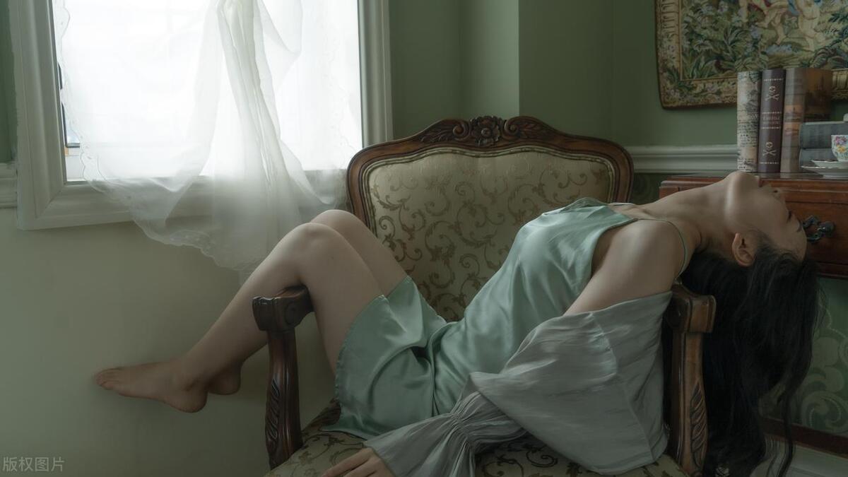 男子给女友涂痔疮药时，*拍偷**裸照，女友被要挟，签下“*奴性**协议”