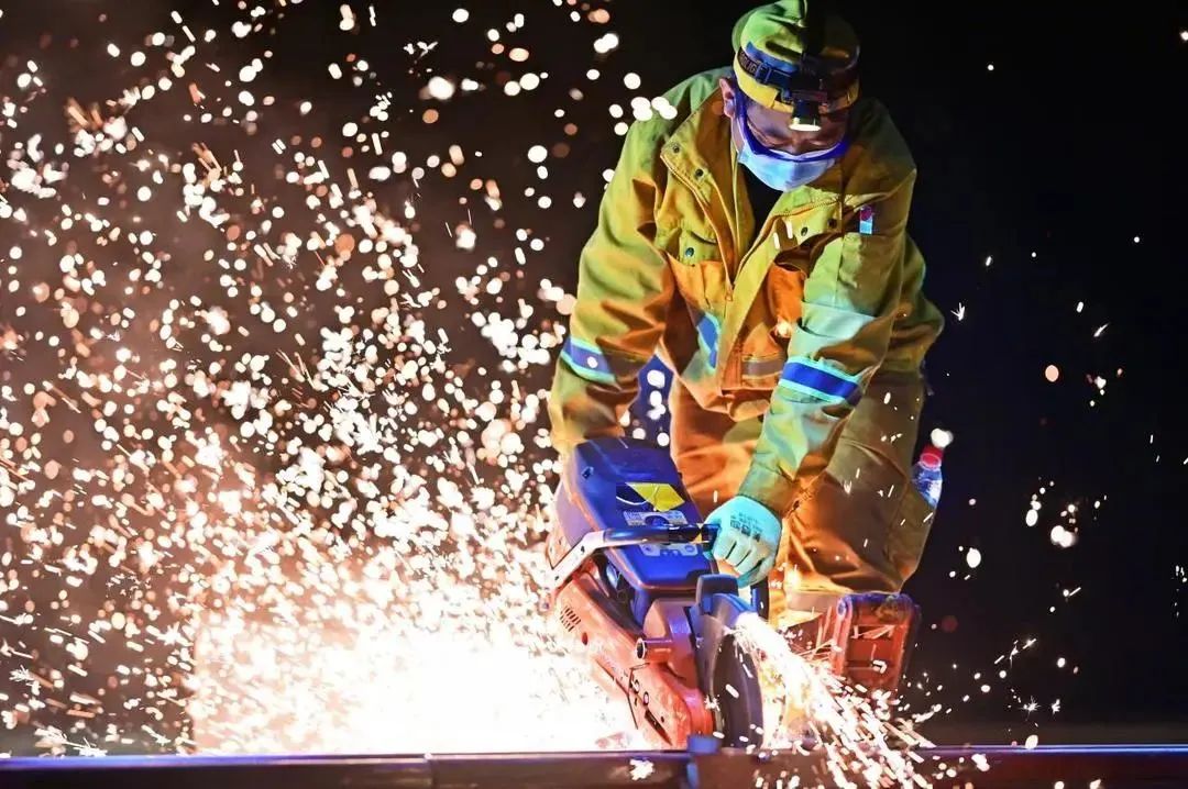 大型烟花燃放表演秀,大型烟花表演震撼美丽