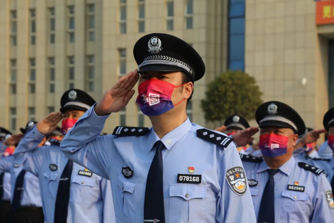 节日我在岗护航群众平安出行,节日我在岗交警坚守一线保畅通