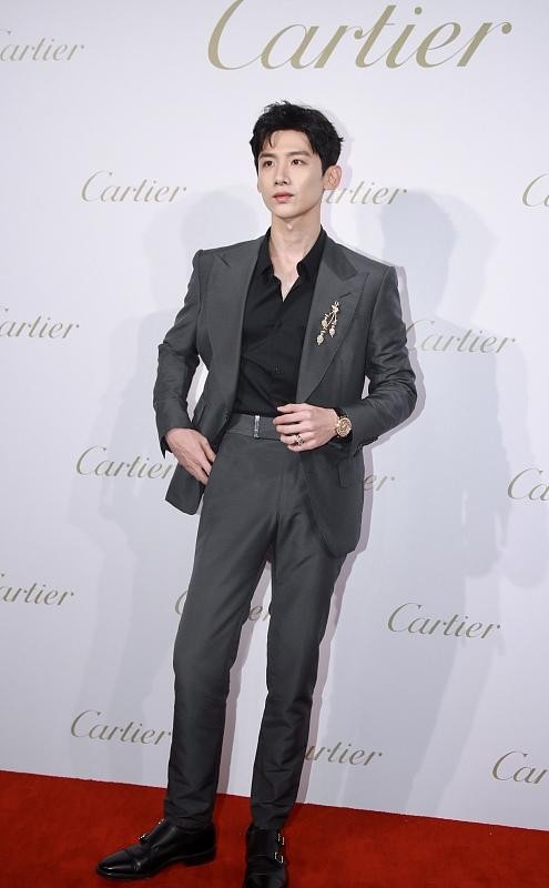 白敬亭美式复古穿搭,白敬亭黑色西服套装内搭黑打底