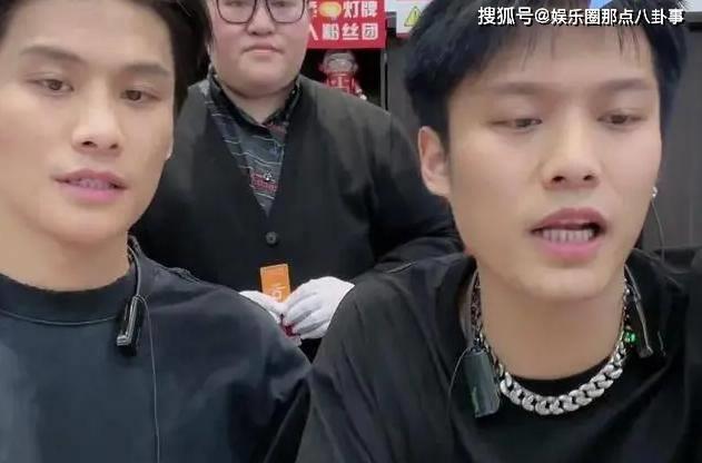 网红“小杨哥”粉丝数破亿，爸爸传出不雅视频，与平时人设反差大