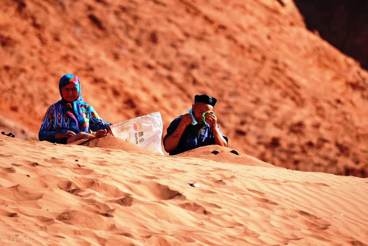 地表温度高达70度的火焰山,吐鲁番地表温度70度