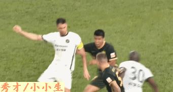 中超裁判被打得最惨的一次,中超球员因打裁判被禁赛一年