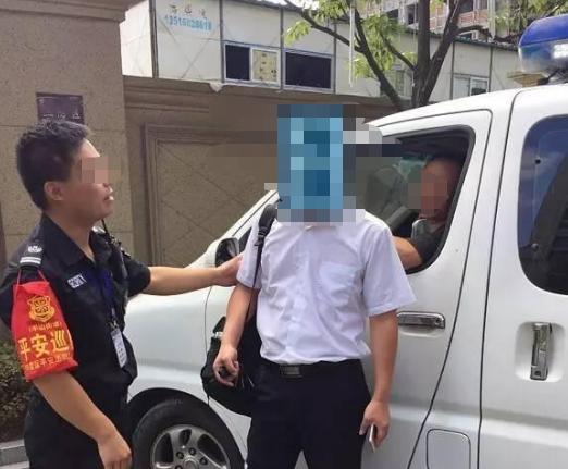 男子拿拖鞋砸救护车,男子故意堵救护车后续